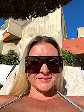 Snapshot of Bella-Tight chatting on December 22, 2025, 10:34 am Bella-Tight online show from December 22, 2025, 10:34 am