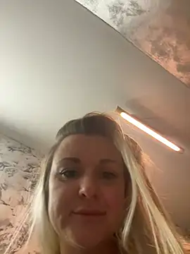 Snapshot of Bella-Tight chatting on February 4, 2026, 8:03 pm Bella-Tight online show from February 4, 2026, 8:03 pm
