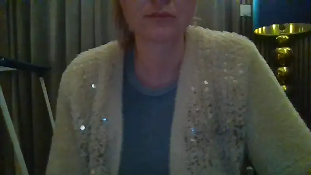 Snapshot of Bella-Tight chatting on February 7, 2026, 6:33 pm Bella-Tight online show from February 7, 2026, 6:33 pm