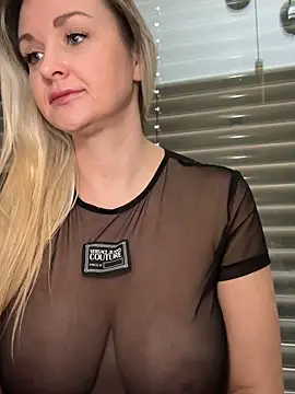 Snapshot of Bella-Tight chatting on February 24, 2026, 8:23 am Bella-Tight online show from February 24, 2026, 8:23 am