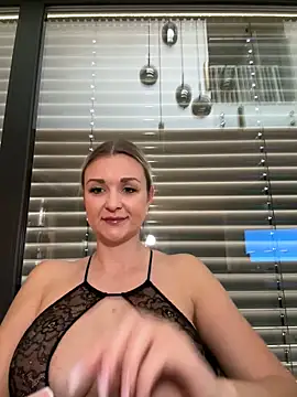 Snapshot of Bella-Tight chatting on March 4, 2026, 8:20 am Bella-Tight online show from March 4, 2026, 8:20 am