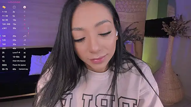 LizzHamilton   online show from September 25, 2025, 8:56 pm