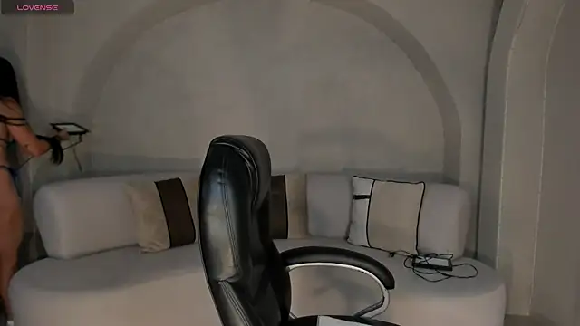 LizzHamilton   online show from November 5, 2025, 9:15 pm