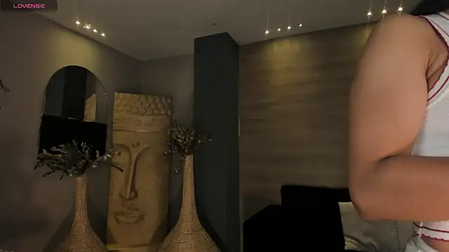 Snapshot of LizzHamilton__ chatting on December 19, 2025, 9:33 pm LizzHamilton online show from December 19, 2025, 9:33 pm