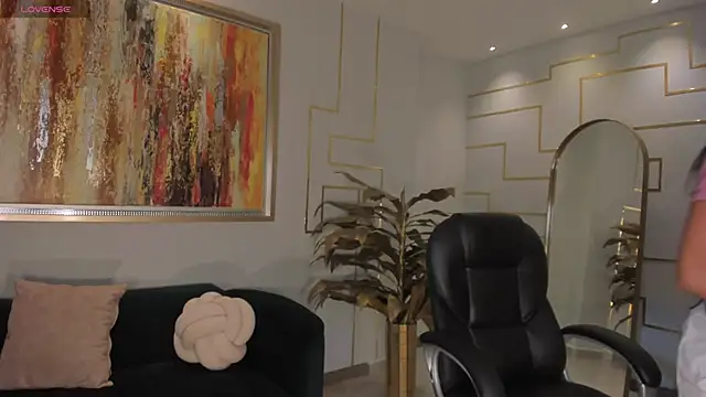 Snapshot of LizzHamilton__ chatting on February 28, 2026, 5:03 pm LizzHamilton online show from February 28, 2026, 5:03 pm