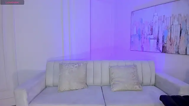 LizzHamilton   online show from April 5, 2026, 5:32 pm