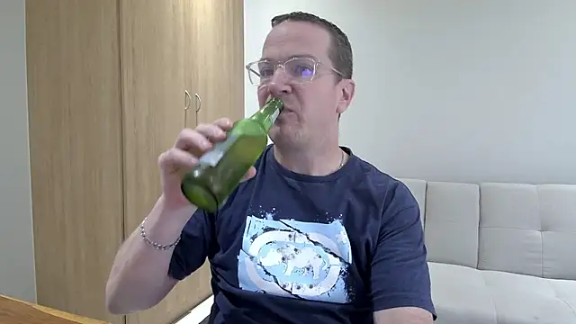 Snapshot of BrettJ81 chatting on April 20, 2026, 2:53 pm BrettJ81 online show from April 20, 2026, 2:53 pm