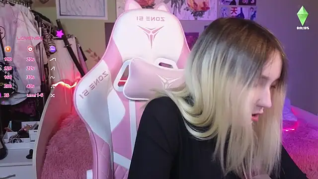 Snapshot of Evie_Ro chatting on December 16, 2024, 9:20 pm Evie Ro online show from December 16, 2024, 9:20 pm
