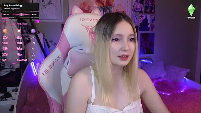 Snapshot of Evie_Ro chatting on December 17, 2024, 10:22 pm Evie Ro online show from December 17, 2024, 10:22 pm
