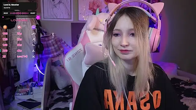 Snapshot of Evie_Ro chatting on February 4, 2025, 8:17 pm Evie Ro online show from February 4, 2025, 8:17 pm