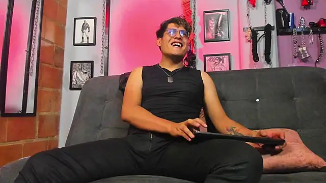 Snapshot of dom2travelersss chatting on March 16, 2025, 9:16 pm dom2travelersss online show from March 16, 2025, 9:16 pm