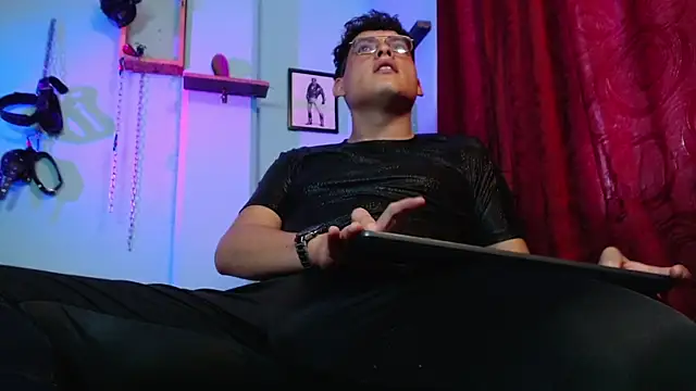 Snapshot of dom2travelersss chatting on October 27, 2025, 2:32 pm dom2travelersss online show from October 27, 2025, 2:32 pm