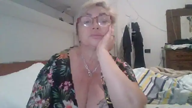 Snapshot of LindaL chatting on November 19, 2025, 1:11 pm LindaL online show from November 19, 2025, 1:11 pm